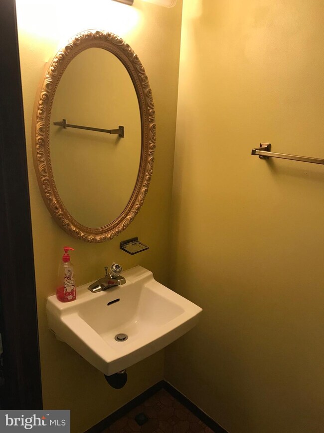 8173 Willowdale Ct, Springfield, VA 22153 - photo 3