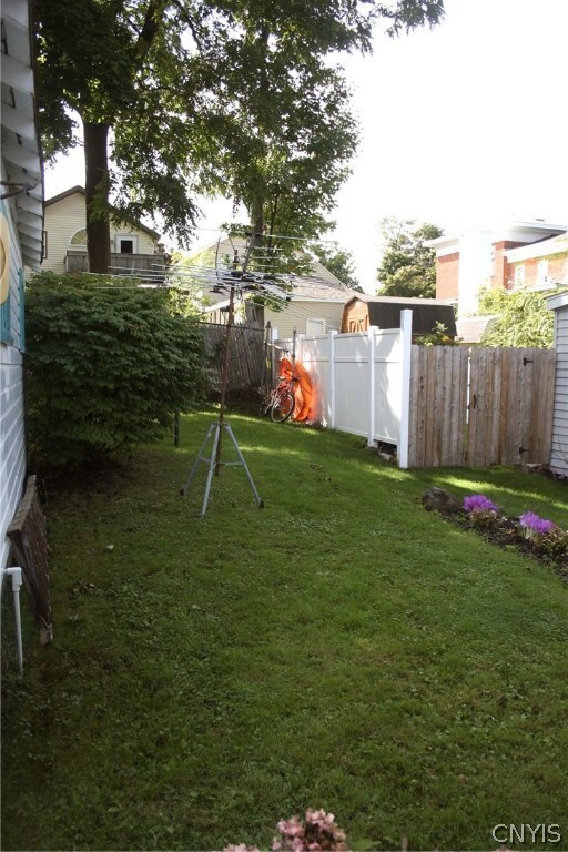 Quaint little side yard leading to the back