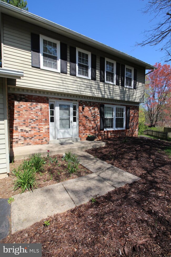 9826 Wolcott Dr, Burke, VA 22015 - photo 3