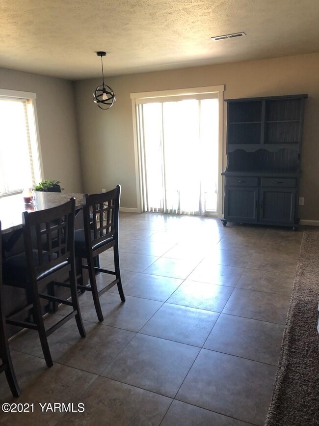903 Magnum Ave, Moxee, WA 98936 - photo 7