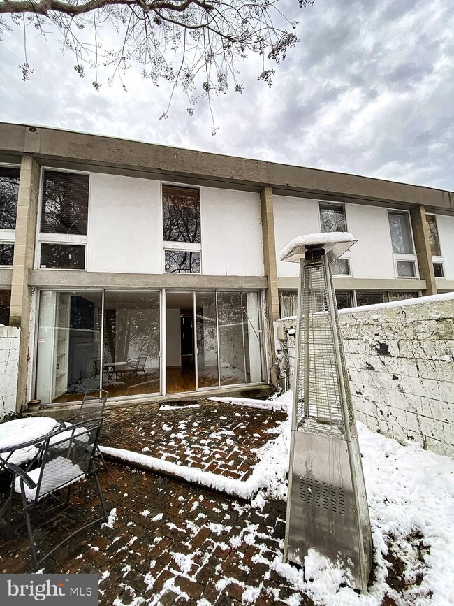 11583 Maple Ridge Rd, Reston, VA 20190 - photo 4