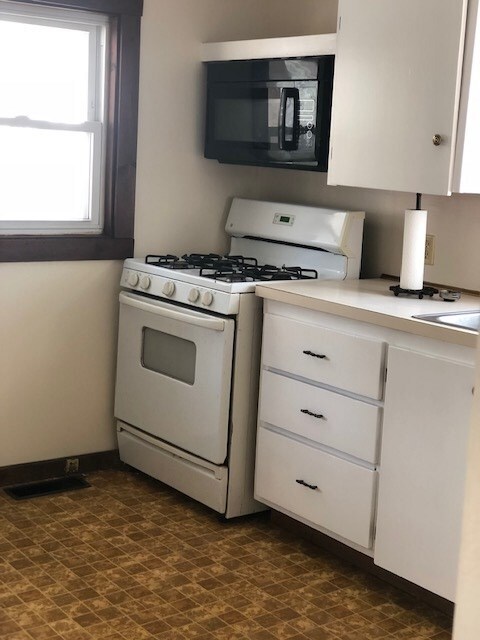 33 Tyler St, Nashua, NH 03060 - photo 2