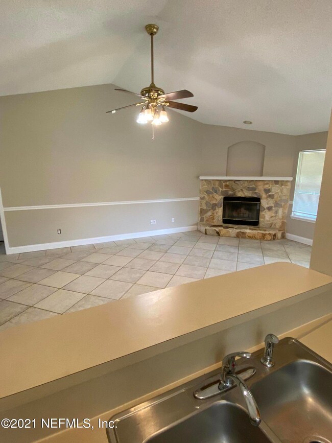 Family Room w/fireplace