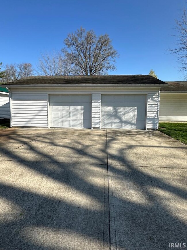 1122 NW C St, Linton, IN 47441 - photo 3