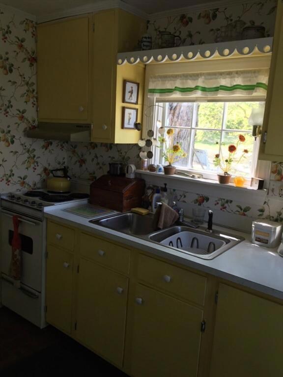 Cheery and sweet kitchen