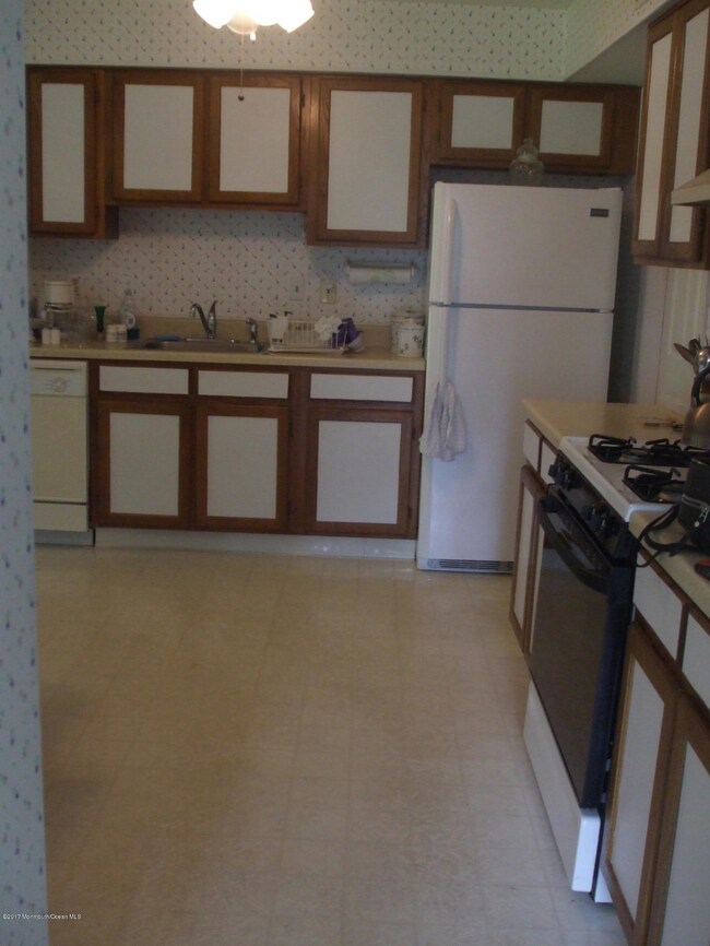 101 Oak Ln, Eatontown, NJ 07724 - photo 4