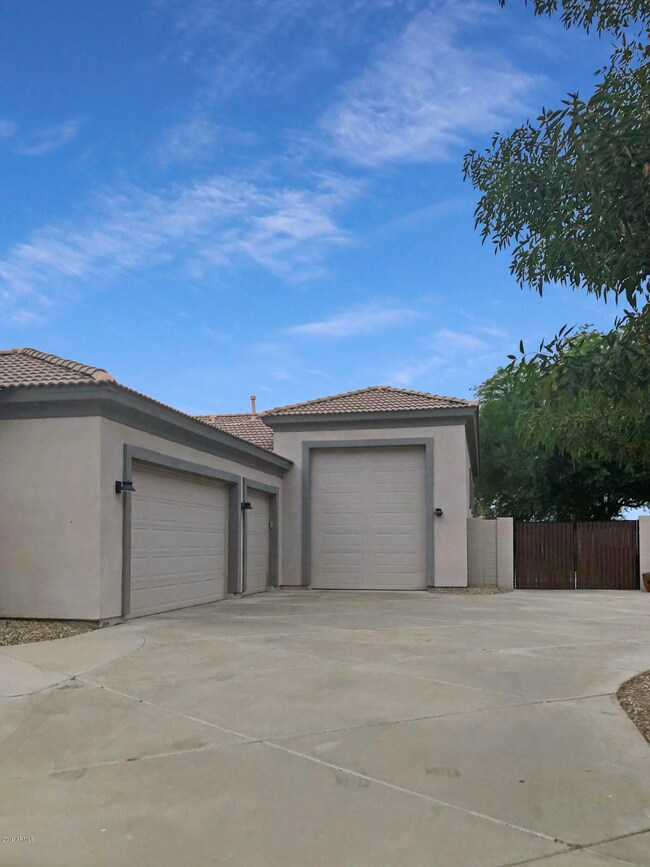 RV GARAGE AND GATE (FRONT)
