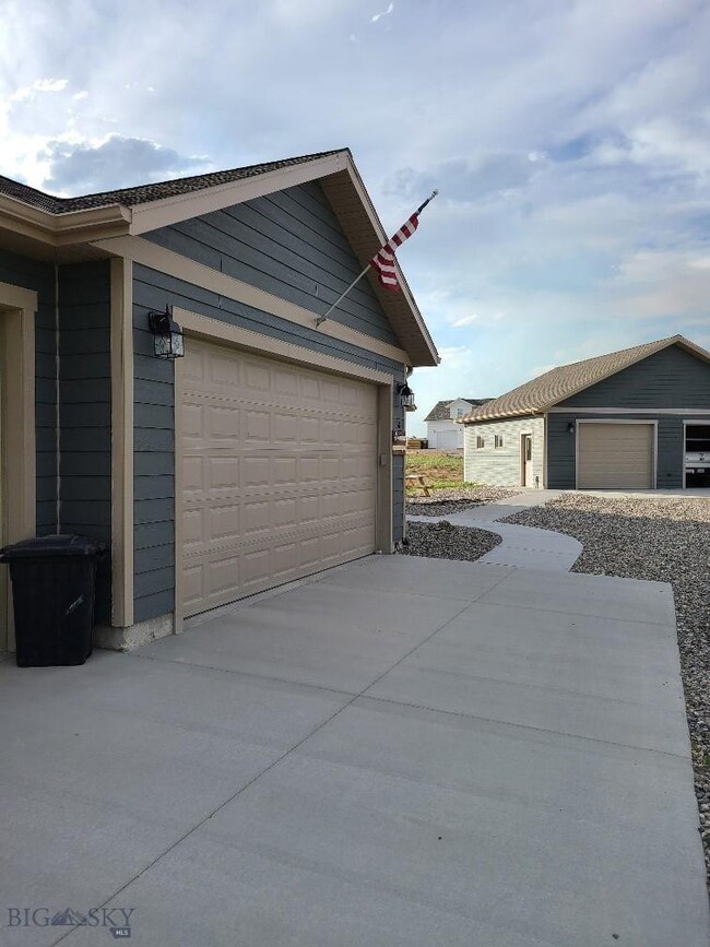 3/2 Home with triple attached and 28x32 detached!