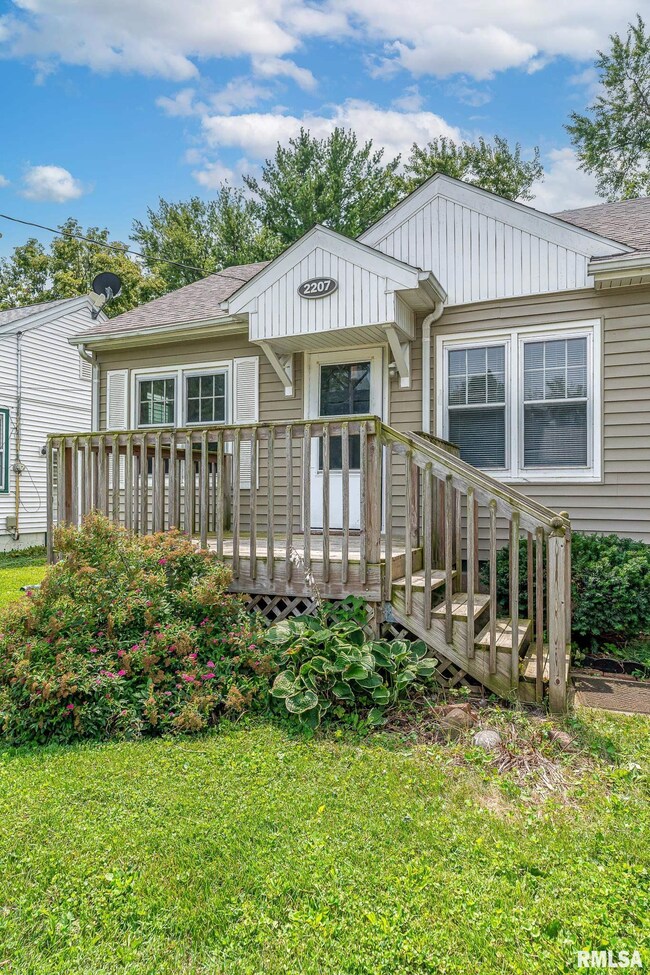 2207 W 51st St, Davenport, IA 52806 - photo 2