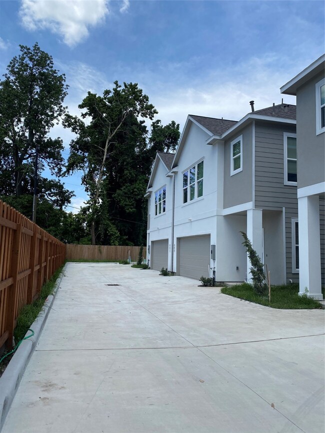 884 Fortune St, Houston, TX 77088 - photo 3