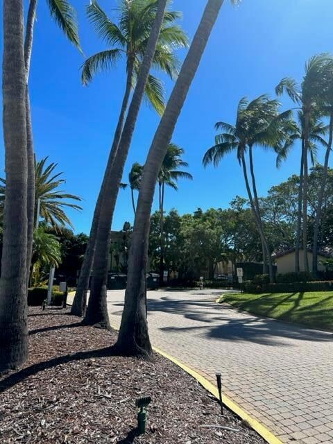 1110 Lake Shore Dr unit 103, West Palm Beach, FL 33403 - photo 2