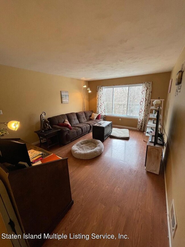 RAILROAD LIVING ROOM
