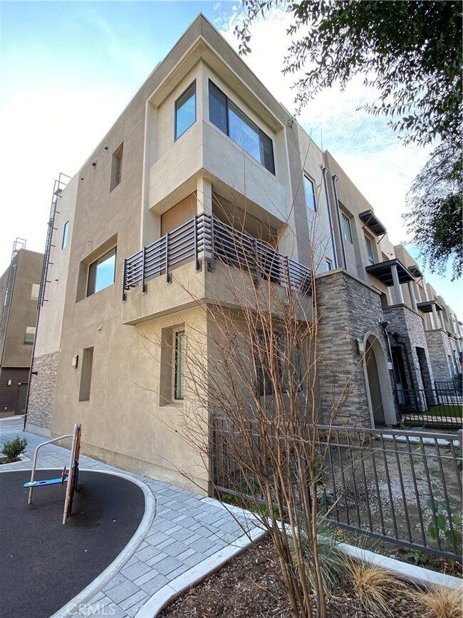 13133 W Lumina Way, Los Angeles, CA 91401 - photo 4