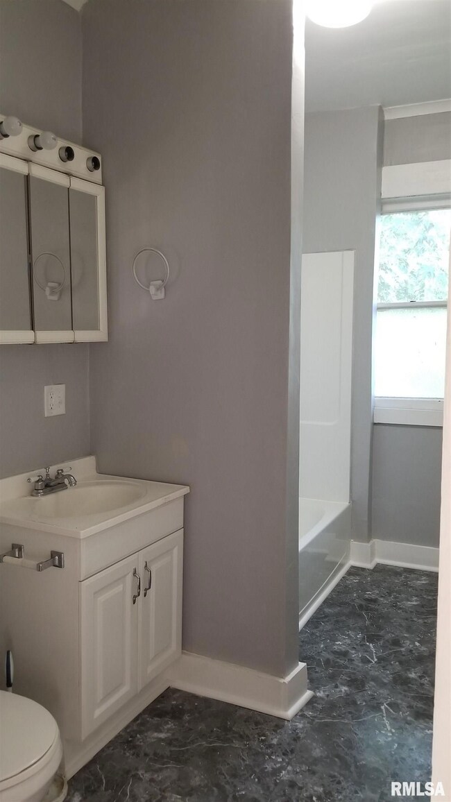 2024 Grand Ave unit 1/2, Davenport, IA 52803 - photo 2