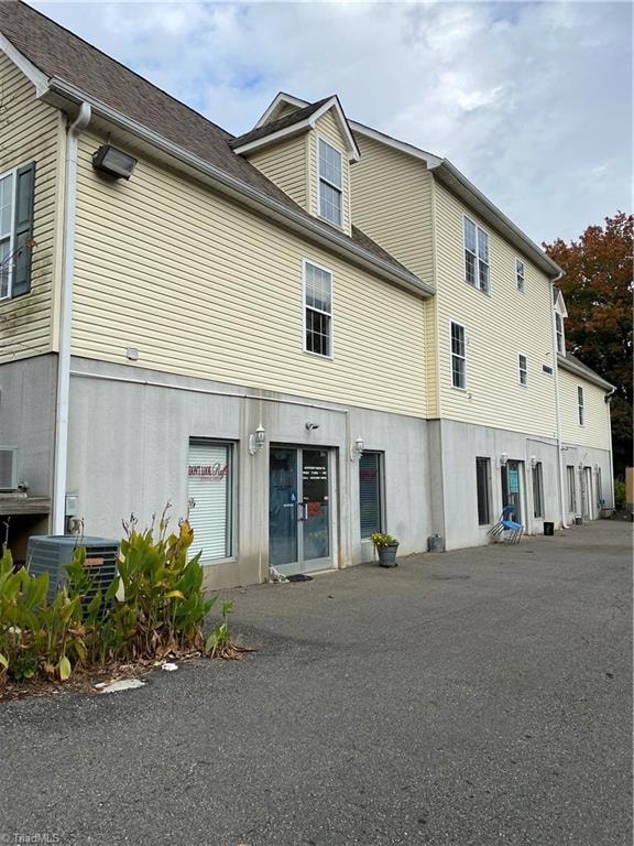 3 separate units…. Middle and far right was Dance studio and now Aution house… 2 separate units or combine for bigger space