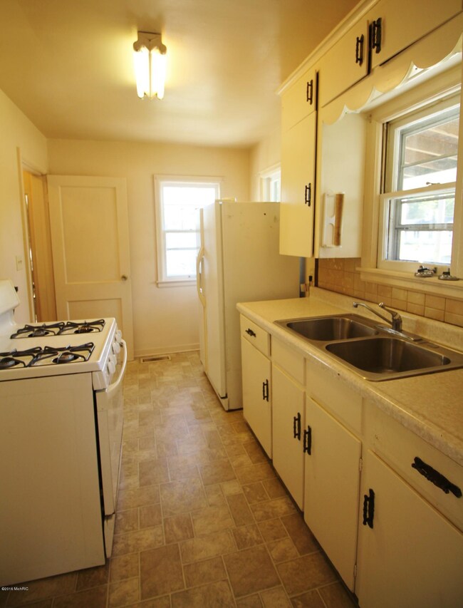 1028 N 13th St, Niles, MI 49120 - photo 4