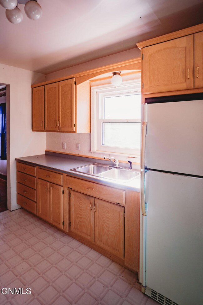 514 3rd Ave SW, Jamestown, ND 58401 - photo 6