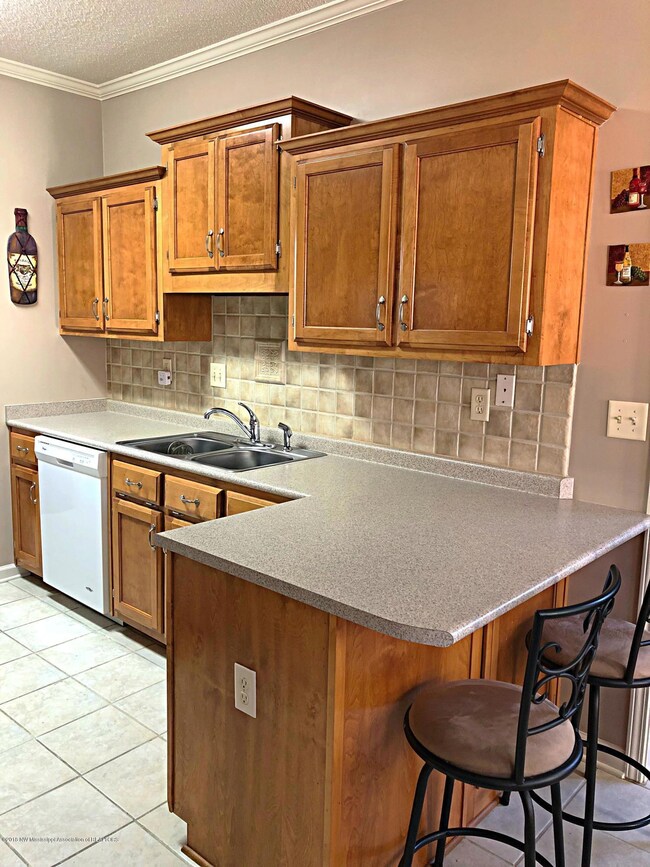 Kitchen w/ Breakfast Bar
