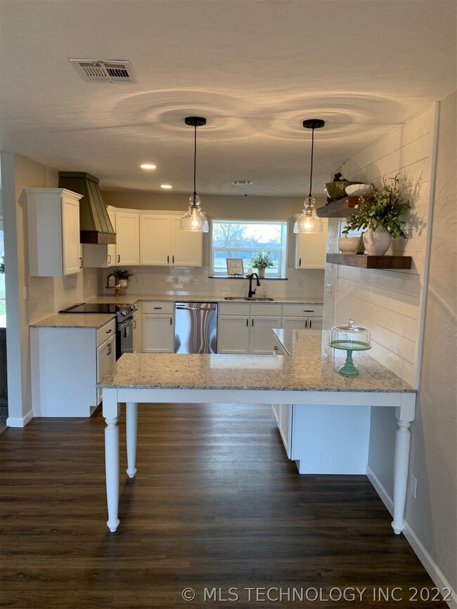 17033 S Creekwood Ct, Claremore, OK 74017 - photo 4