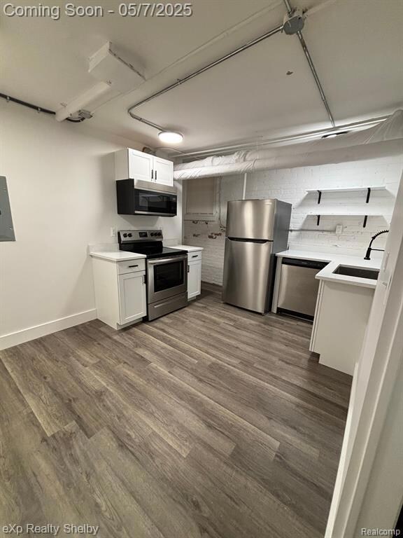 Kitchen w/ quartz counters & stainless appliances