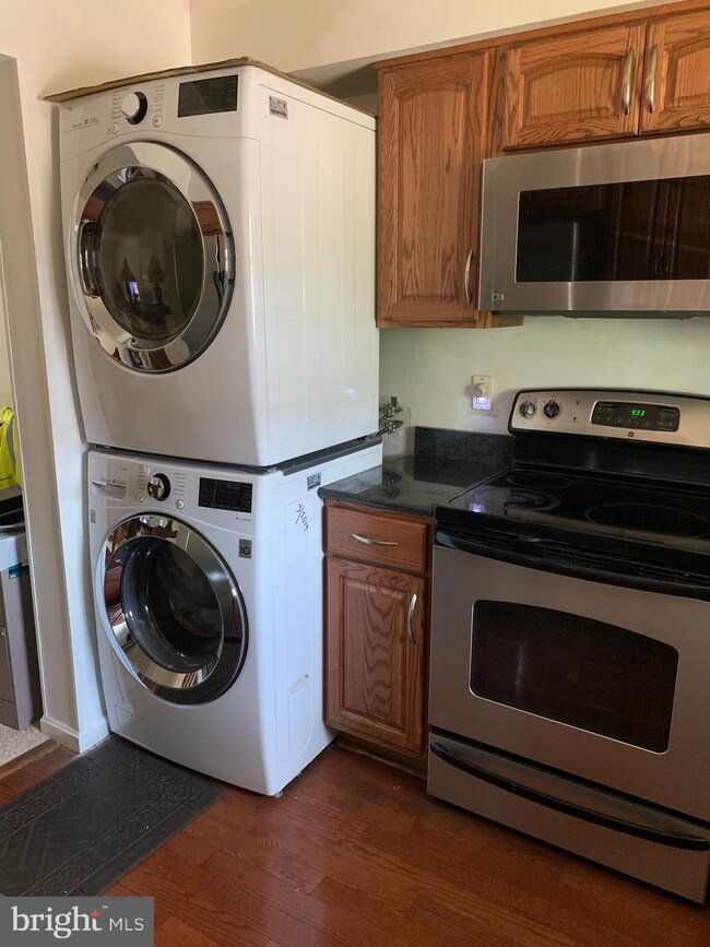 1020C Brixton Ct, Sterling, VA 20164 - photo 4