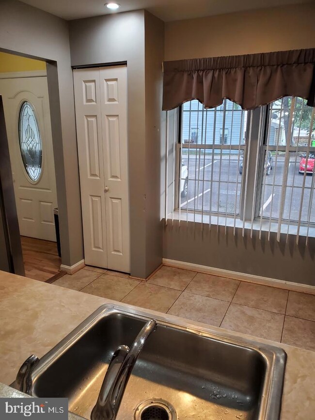 907 Hilldropt Ct, Capitol Heights, MD 20743 - photo 5