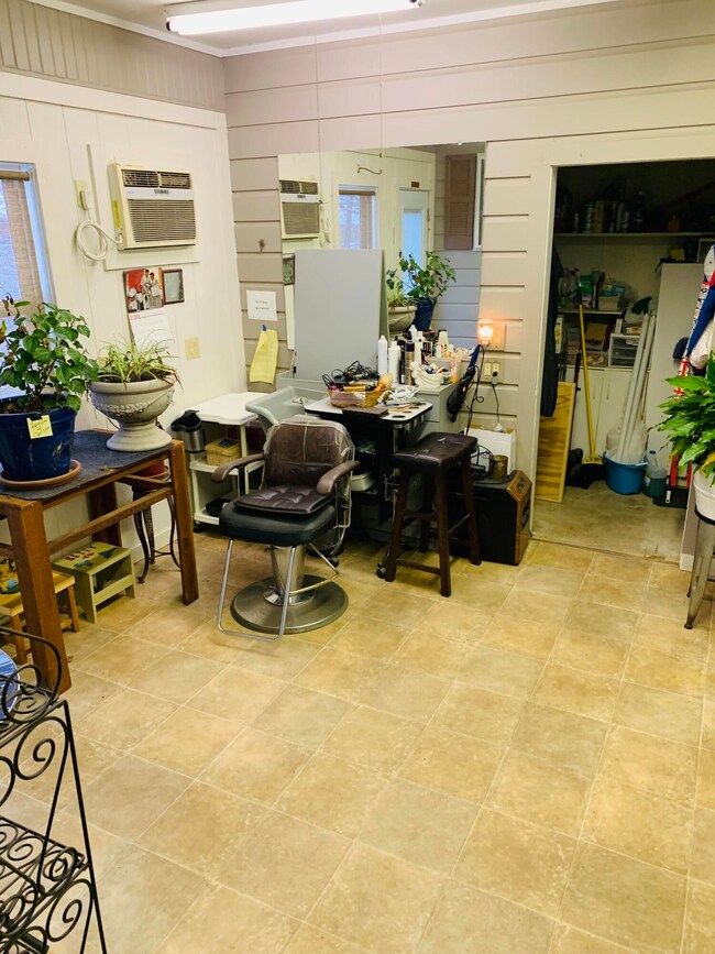 Salon/Storage