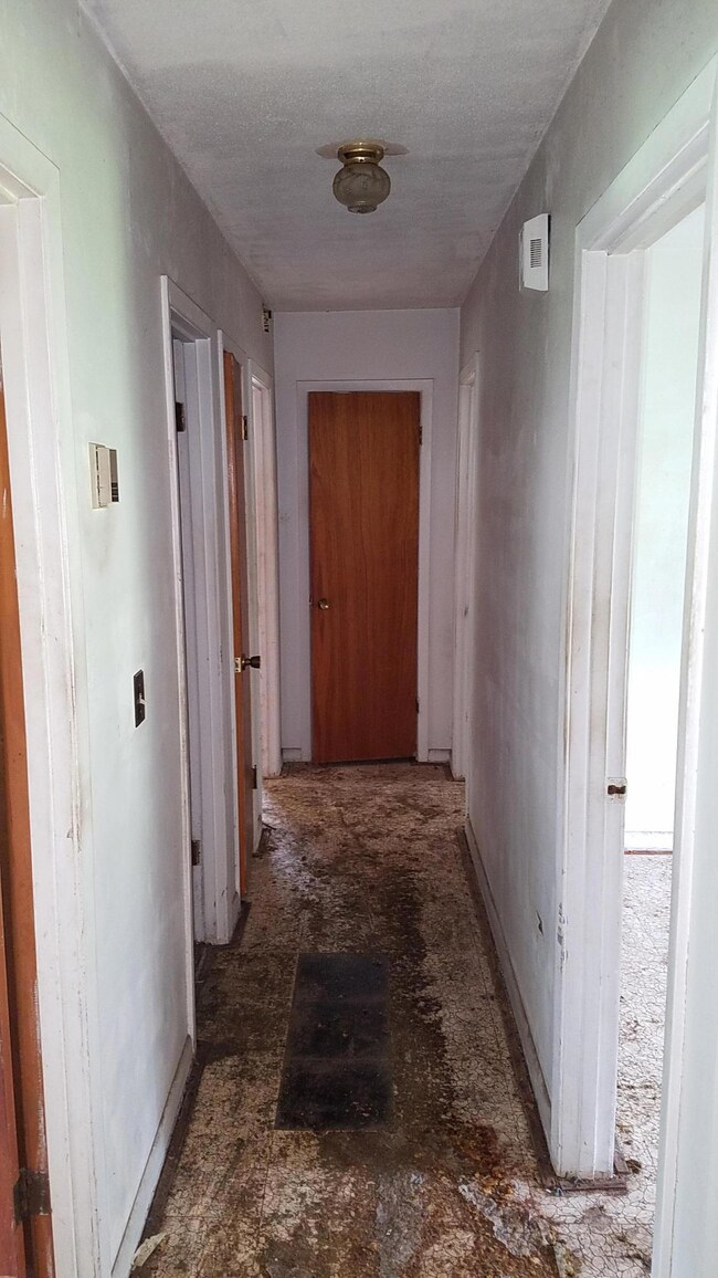 2043 Rebecca St, Laurel, MS 39440 - photo 5