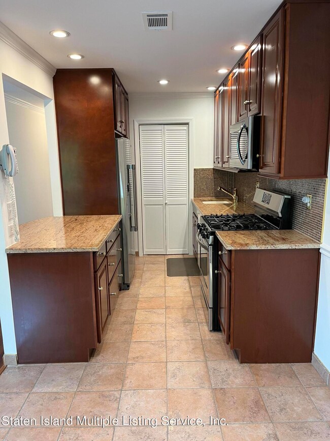 581 Correll Ave unit Upper, Staten Island, NY 10309 - photo 2