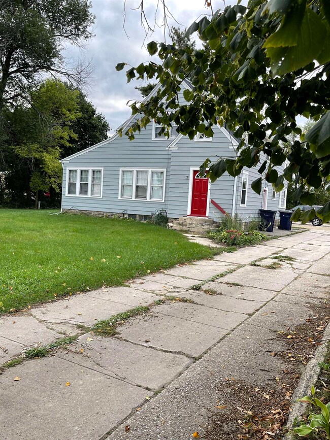 1632-1628 Saint C, Janesville, WI 53546 - photo 2