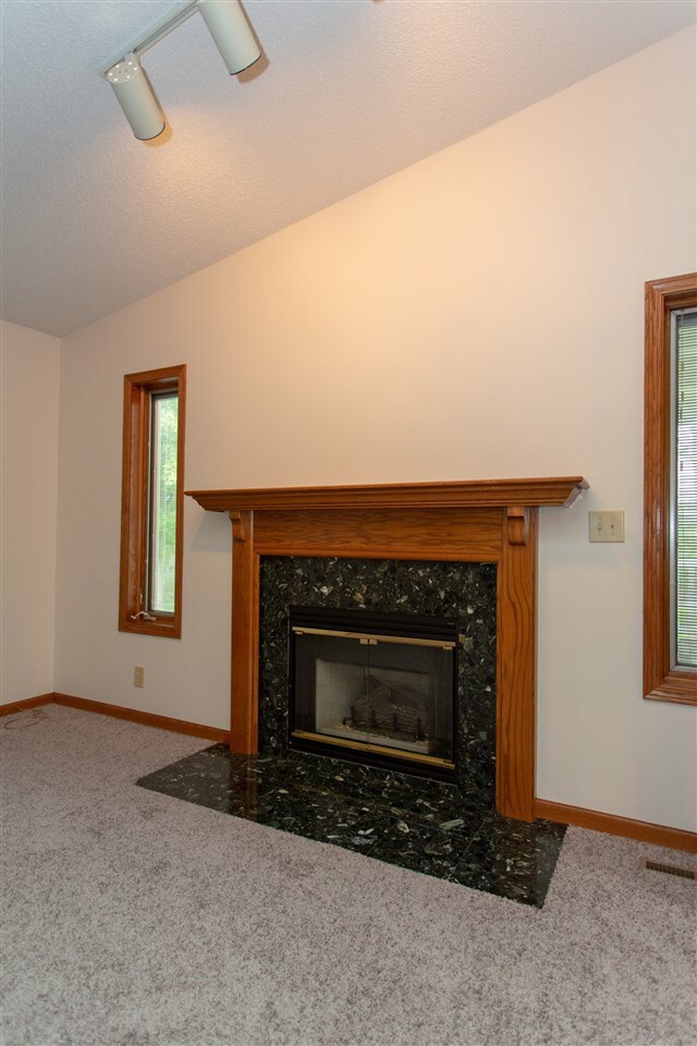2213 W 8th St, Cedar Falls, IA 50613 - photo 6