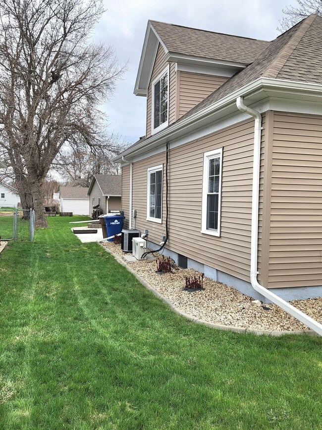 1101 E 3rd Ave, Mitchell, SD 57301 - photo 3