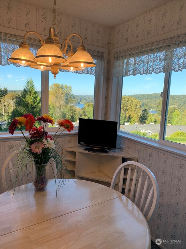 Lots of windows in the dining area to take in the beauty~