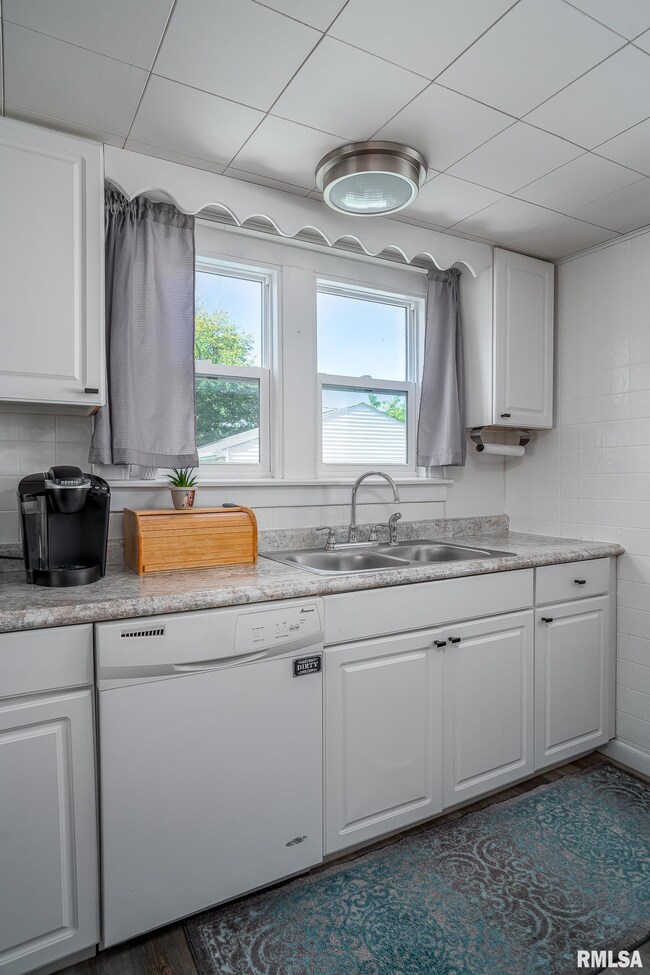 2317 46th St, Moline, IL 61265 - photo 6