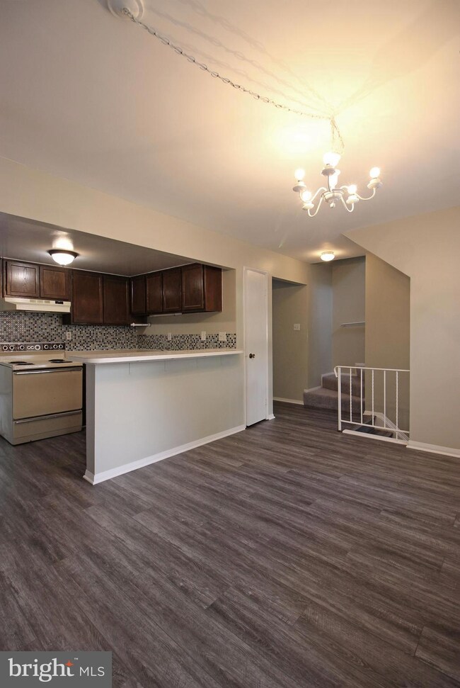 9659 Lindenbrook St, Fairfax, VA 22031 - photo 4