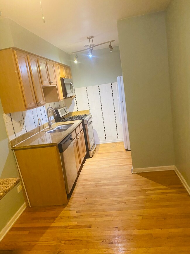 1415 W Lunt Ave unit 301, Chicago, IL 60626 - photo 6