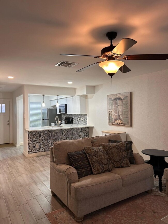 1715 Moritz Dr unit 7, Houston, TX 77055 - photo 5