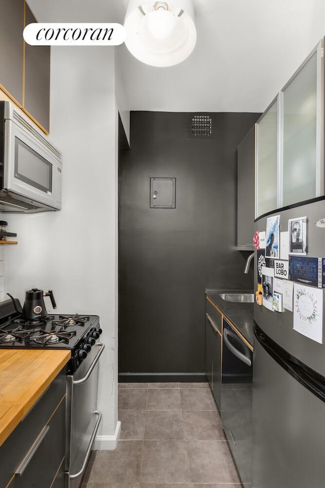 207 E 21st St unit 3-B, New York, NY 10010 - photo 3