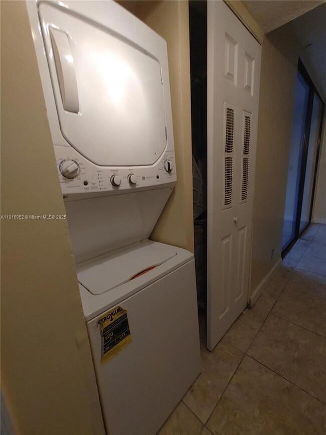 212 Lake Pointe Dr unit 112, Oakland Park, FL 33309 - photo 6