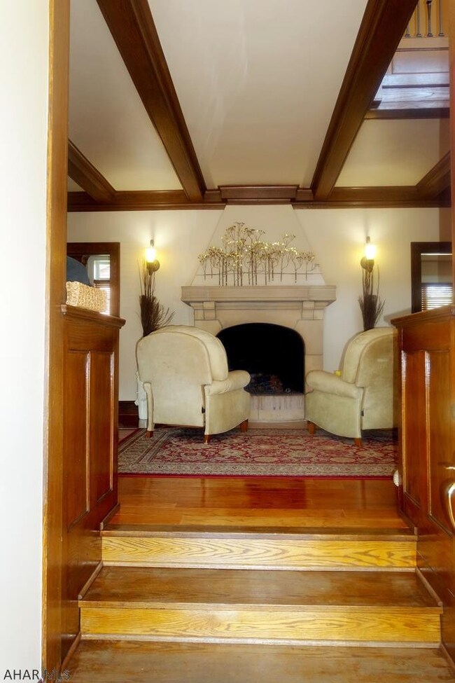 Foyer sitting room w/fireplace
