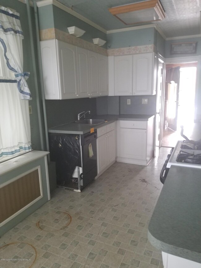 563 Delafield Ave, Staten Island, NY 10310 - photo 4