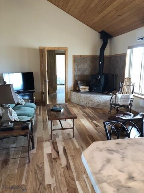 Living room looking toward the laundry room and 3r