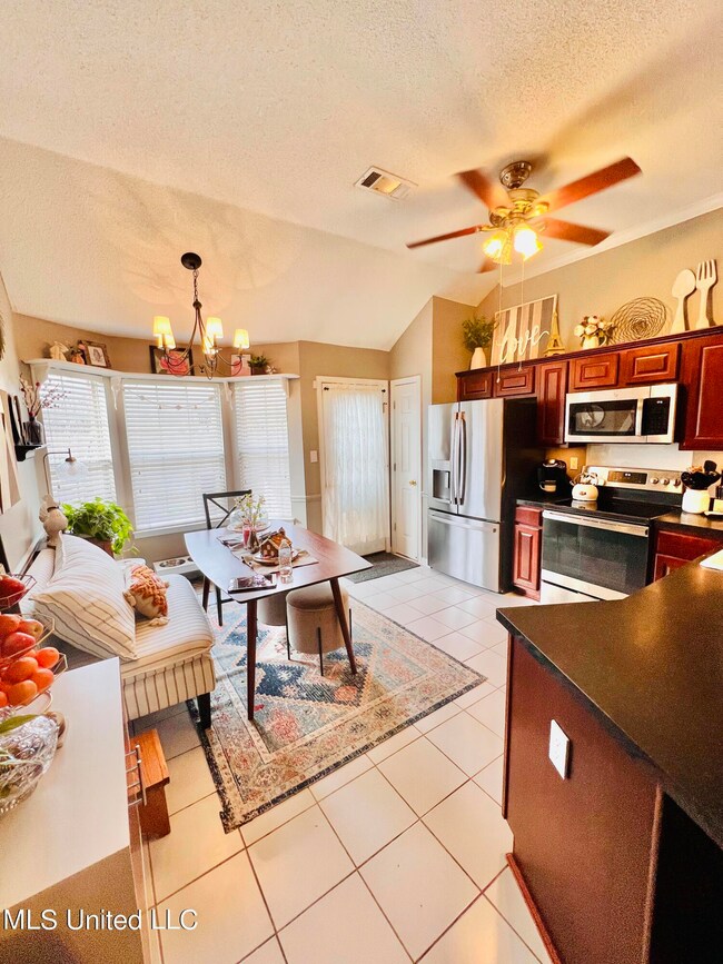 Kitchen w/ breakfast nook