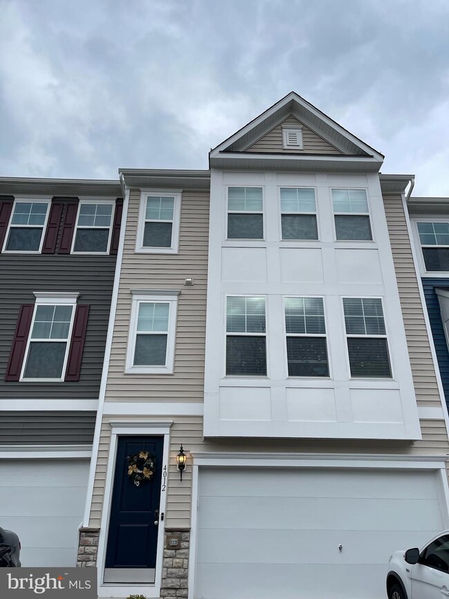 4012 Shire Meadow Ln, Triangle, VA 22172 - photo 2