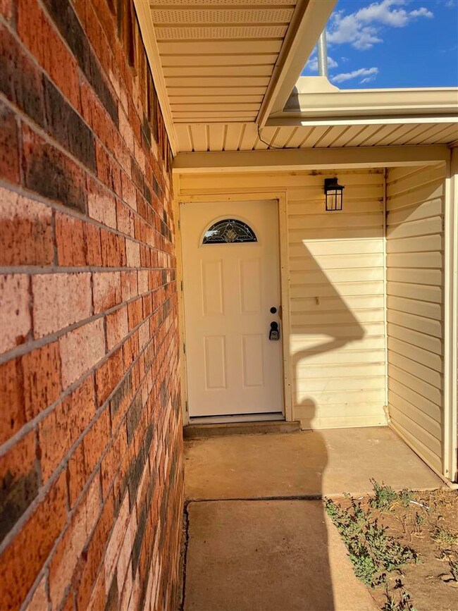 203 Deer Dr, Cache, OK 73527 - photo 3