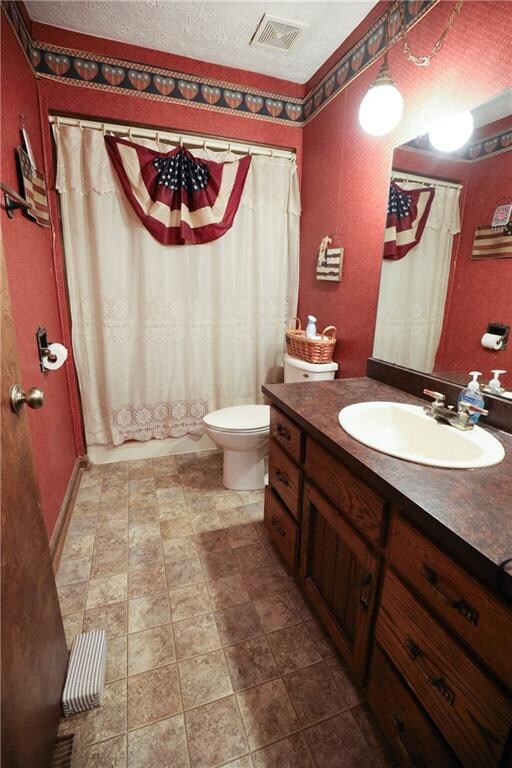 Nice size full bath on main level with full shower bathtub combo.