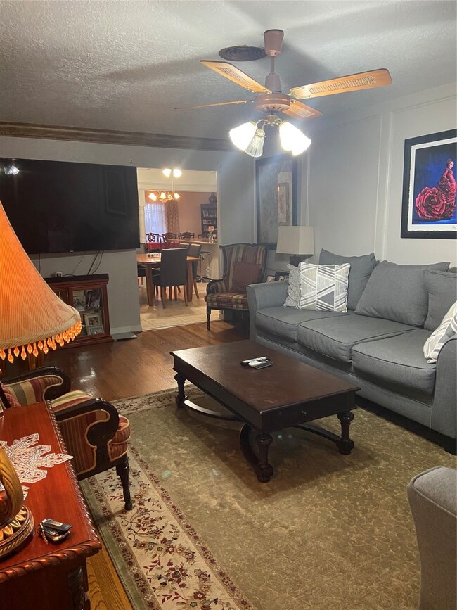 523 Surratt Dr, Houston, TX 77091 - photo 2