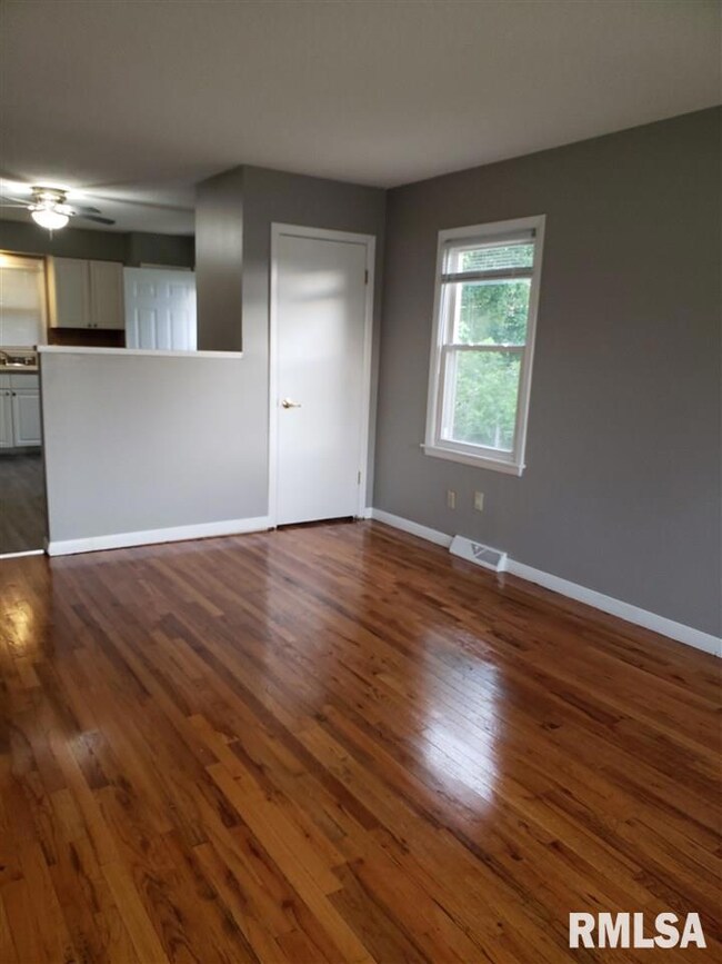 2330 W 40th St, Davenport, IA 52806 - photo 4