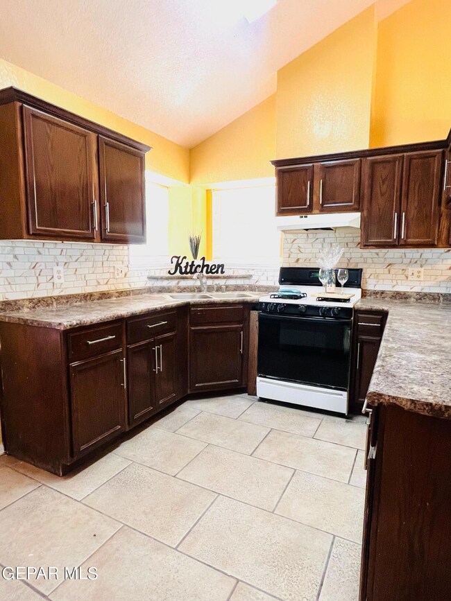 354 Barrel Cactus Dr, Horizon City, TX 79928 - photo 7