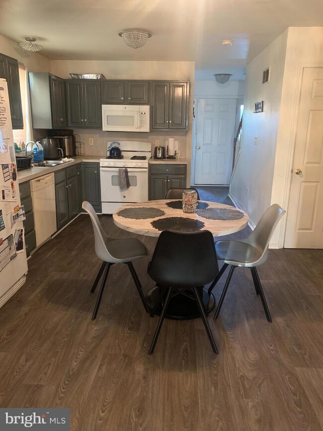 582 Daisy Dr, New Holland, PA 17557 - photo 3